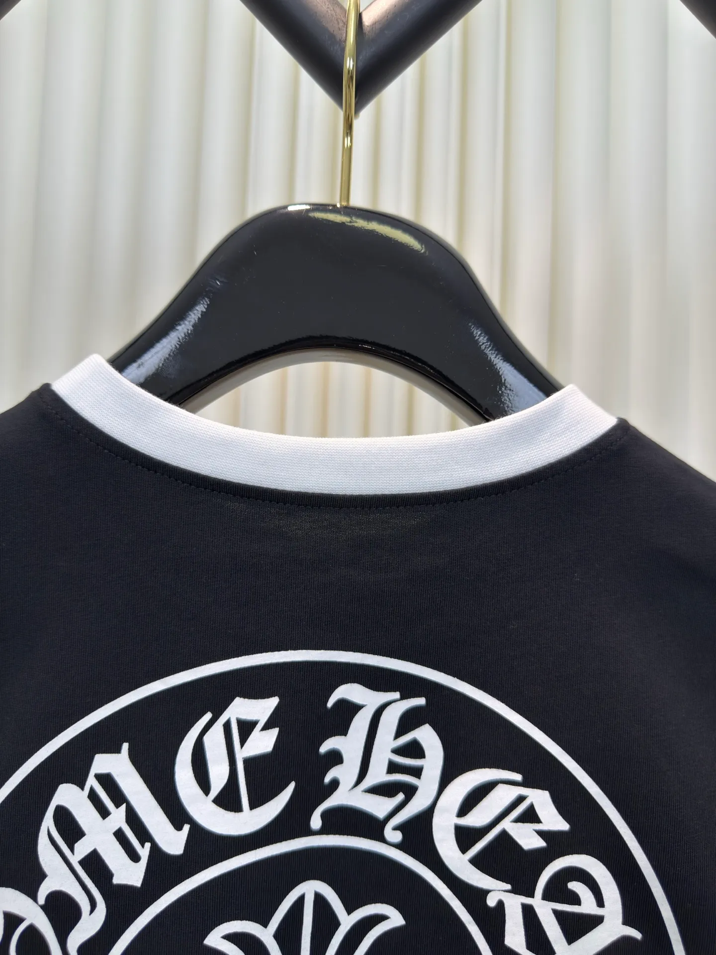 P230 Chrome Hearts Sanskrit Color Blocking Short Sleeves (Women's Wear) Authentic Open Edition - Physical Counter - Top Luxury Quality 🆚 Instant sale of all editions on the market. Custom dyed threads and large body fabrics according to YB. The printing is hand-printed. Contrast color design The upper body effect is excellent. Size S M L